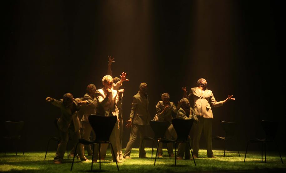 Balé Teatro Guaíra faz apresentação de espetáculos para alunos da rede pública