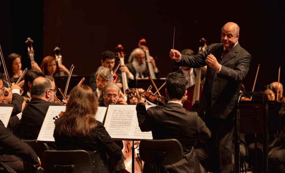 Orquestra Sinfônica do Paraná lota o Guairão em concerto matutino com a participação de pianista português
