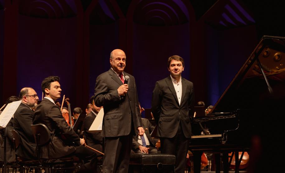 Orquestra Sinfônica do Paraná lota o Guairão em concerto matutino com a participação de pianista português