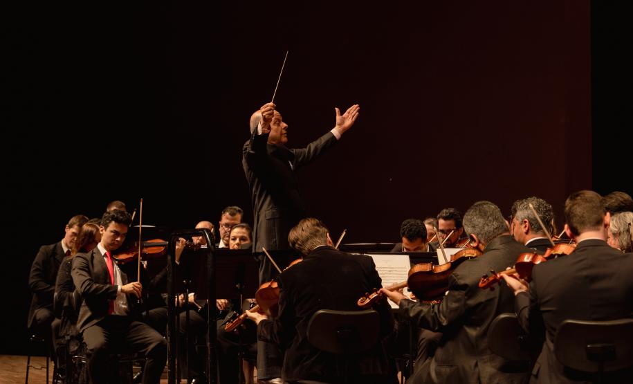 Orquestra Sinfônica do Paraná lota o Guairão em concerto matutino com a participação de pianista português