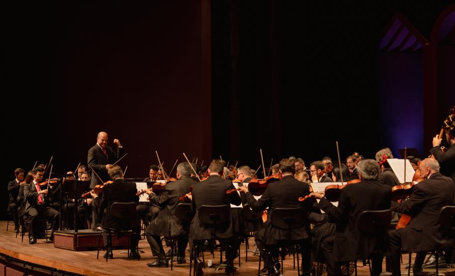 Orquestra Sinfônica do Paraná lota o Guairão em concerto matutino com a participação de pianista português