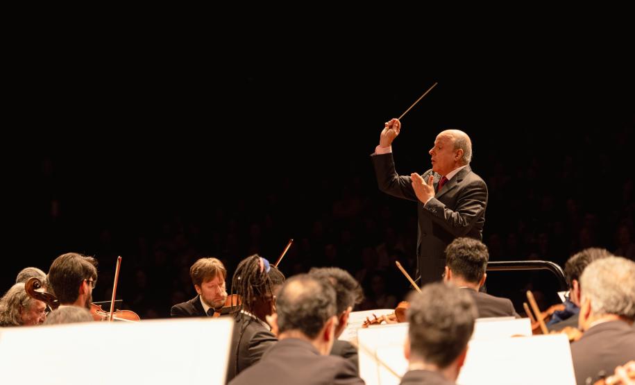 Orquestra Sinfônica do Paraná lota o Guairão em concerto matutino com a participação de pianista português