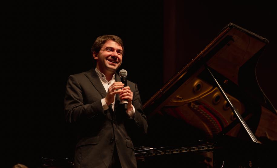 Orquestra Sinfônica do Paraná lota o Guairão em concerto matutino com a participação de pianista português