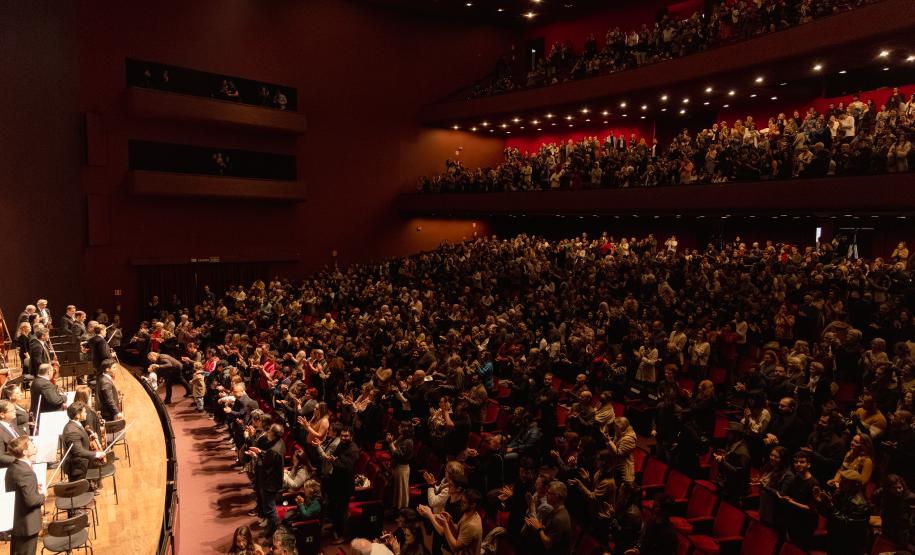 Orquestra Sinfônica do Paraná lota o Guairão em concerto matutino com a participação de pianista português