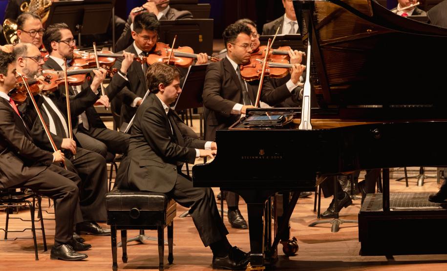 Orquestra Sinfônica do Paraná lota o Guairão em concerto matutino com a participação de pianista português