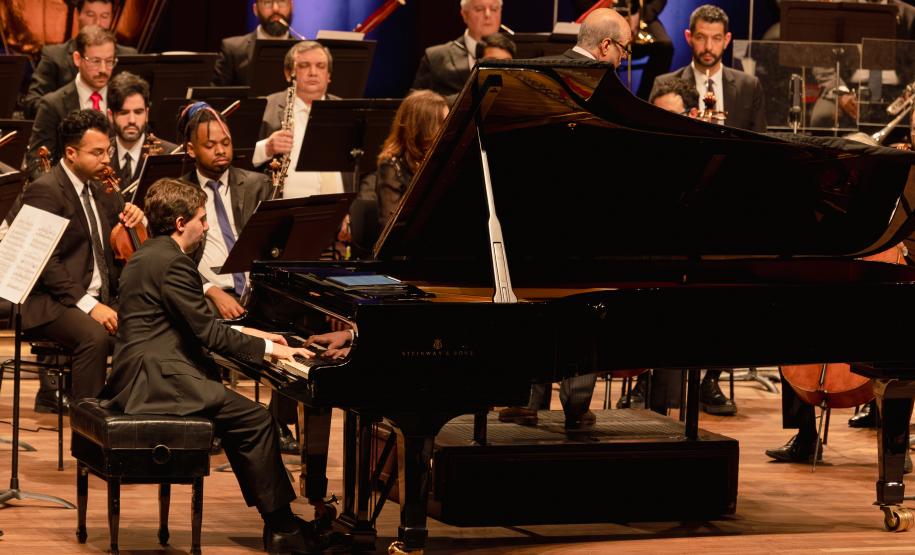 Orquestra Sinfônica do Paraná lota o Guairão em concerto matutino com a participação de pianista português