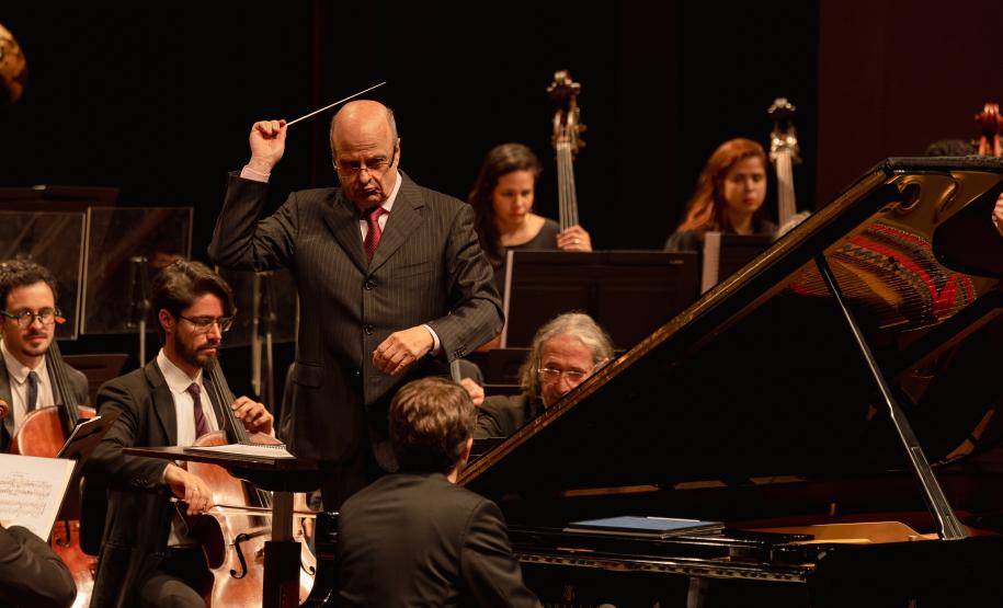 Orquestra Sinfônica do Paraná lota o Guairão em concerto matutino com a participação de pianista português