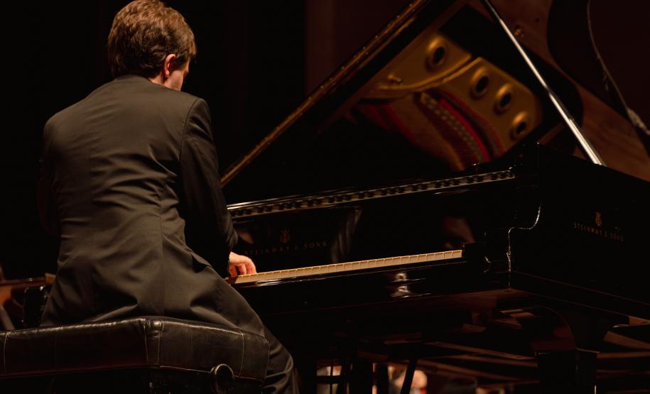 Orquestra Sinfônica do Paraná lota o Guairão em concerto matutino com a participação de pianista português