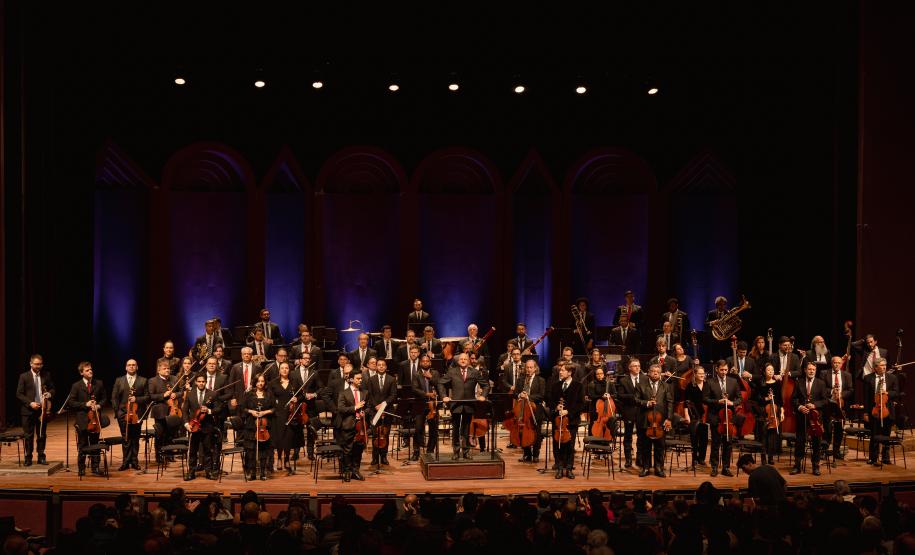 Orquestra Sinfônica do Paraná lota o Guairão em concerto matutino com a participação de pianista português
