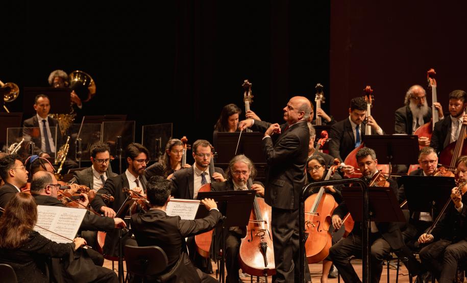 Orquestra Sinfônica do Paraná lota o Guairão em concerto matutino com a participação de pianista português