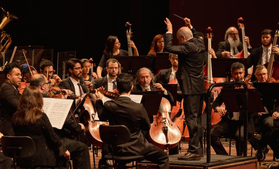Orquestra Sinfônica do Paraná lota o Guairão em concerto matutino com a participação de pianista português