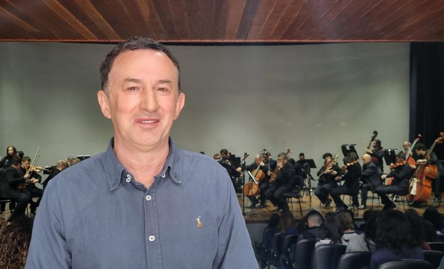 A Orquestra Sinfônica do Paraná reuniu quase 800 pessoas nos dois concertos realizados nesta semana em Campina Grande do Sul, na Região Metropolitana de Curitiba, dentro do projeto Guaíra para Todos. As apresentações foram realizadas nesta quarta e quinta-feira (24 e 25) no Teatro Municipal José Carlos Zanlorenzi. Na quarta-feira (24), o concerto foi especialmente dedicado a 250 estudantes dos colégios estaduais Ivan Ferreira do Amaral, Bandeirantes e Prefeito João Maria de Barros. A professora Cristiane