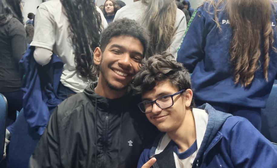 A Orquestra Sinfônica do Paraná reuniu quase 800 pessoas nos dois concertos realizados nesta semana em Campina Grande do Sul, na Região Metropolitana de Curitiba, dentro do projeto Guaíra para Todos. As apresentações foram realizadas nesta quarta e quinta-feira (24 e 25) no Teatro Municipal José Carlos Zanlorenzi. Na quarta-feira (24), o concerto foi especialmente dedicado a 250 estudantes dos colégios estaduais Ivan Ferreira do Amaral, Bandeirantes e Prefeito João Maria de Barros. A professora Cristiane