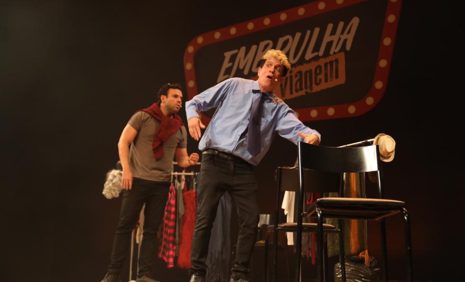"Embrulha Pra Viagem" leva o humor irreverente do digital ao palco do Guairinha
