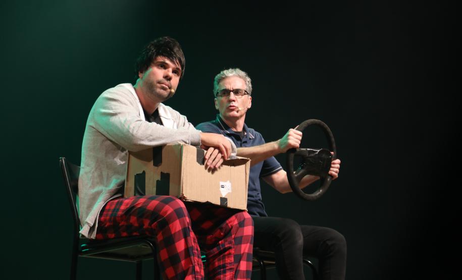 "Embrulha Pra Viagem" leva o humor irreverente do digital ao palco do Guairinha