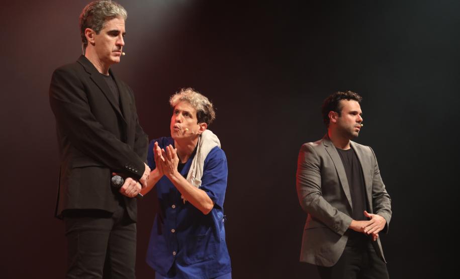 "Embrulha Pra Viagem" leva o humor irreverente do digital ao palco do Guairinha