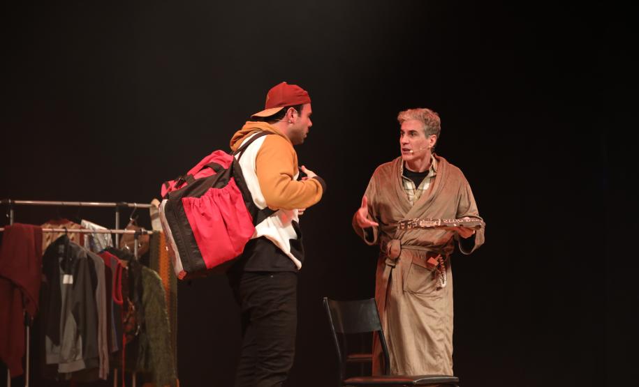 "Embrulha Pra Viagem" leva o humor irreverente do digital ao palco do Guairinha