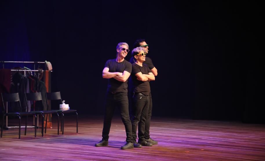 "Embrulha Pra Viagem" leva o humor irreverente do digital ao palco do Guairinha