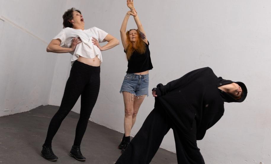 Miniauditório recebe “Choque”, criação inspirada no conceito de anestesiamento dos corpos de Walter Benjamin