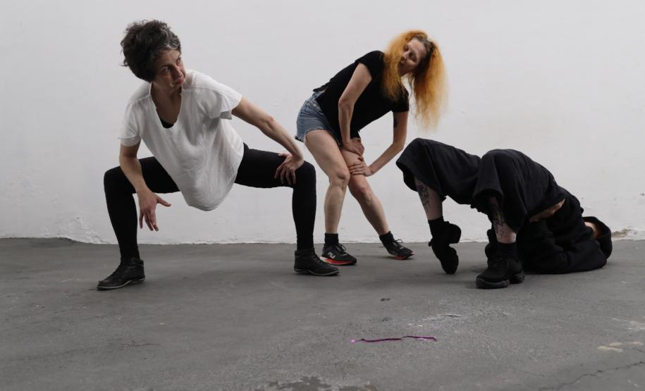 Miniauditório recebe “Choque”, criação inspirada no conceito de anestesiamento dos corpos de Walter Benjamin