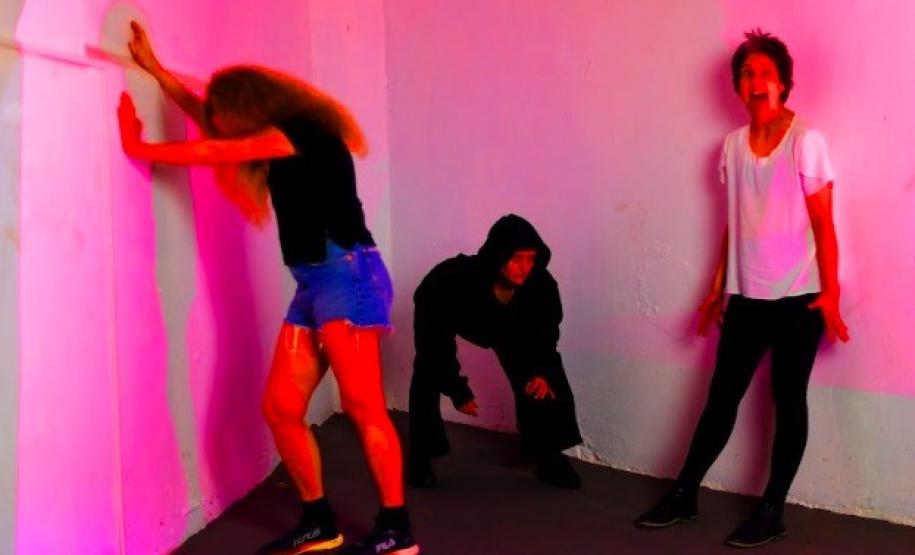 Miniauditório recebe “Choque”, criação inspirada no conceito de anestesiamento dos corpos de Walter Benjamin