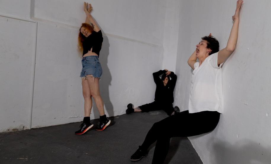 Miniauditório recebe “Choque”, criação inspirada no conceito de anestesiamento dos corpos de Walter Benjamin