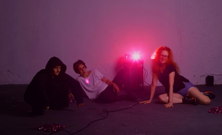 Miniauditório recebe “Choque”, criação inspirada no conceito de anestesiamento dos corpos de Walter Benjamin