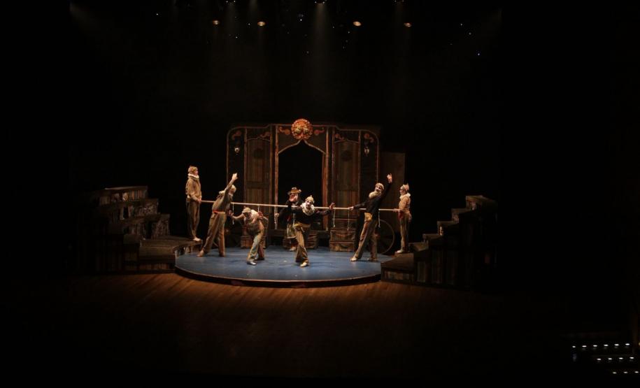 G2 Cia. de Dança encerra 35º Festival de Dança de Cascavel com teatro lotado.