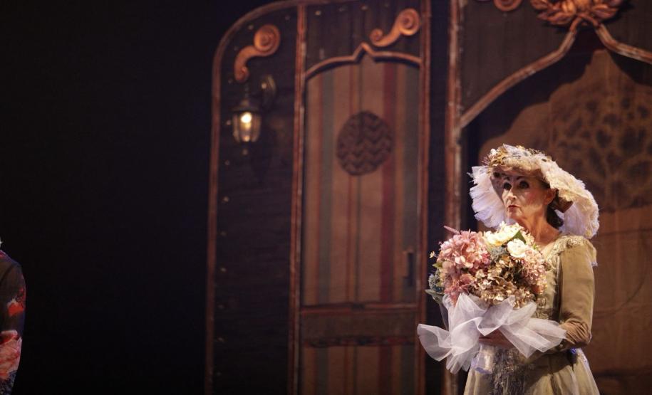 G2 Cia. de Dança encerra 35º Festival de Dança de Cascavel com teatro lotado.