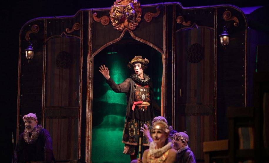 G2 Cia. de Dança encerra 35º Festival de Dança de Cascavel com teatro lotado.