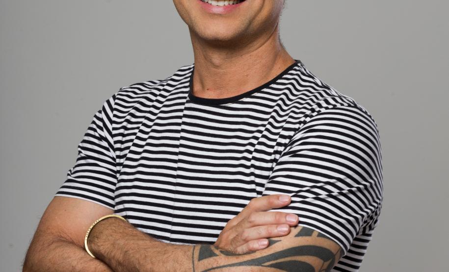 Humorista Marco Luque retorna a Curitiba com personagens icônicos em novo espetáculo: “É disso que eu tô falando”