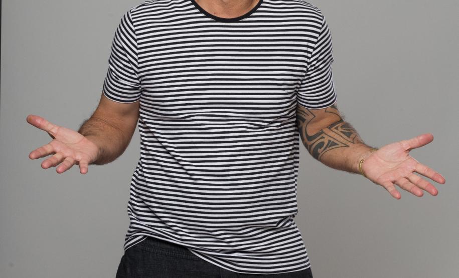 Humorista Marco Luque retorna a Curitiba com personagens icônicos em novo espetáculo: “É disso que eu tô falando”