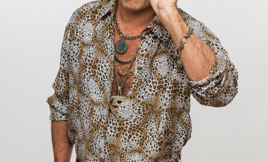 Humorista Marco Luque retorna a Curitiba com personagens icônicos em novo espetáculo: “É disso que eu tô falando”