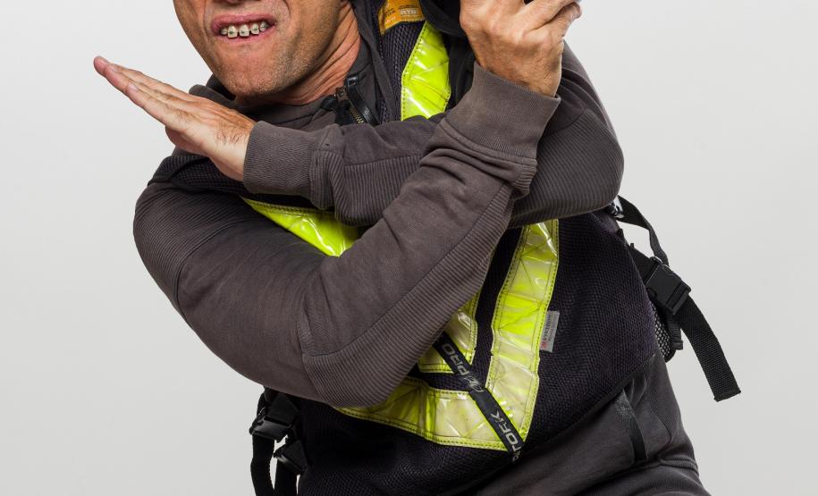 Humorista Marco Luque retorna a Curitiba com personagens icônicos em novo espetáculo: “É disso que eu tô falando”