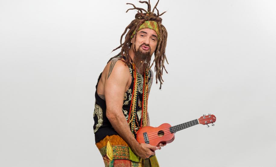 Humorista Marco Luque retorna a Curitiba com personagens icônicos em novo espetáculo: “É disso que eu tô falando”