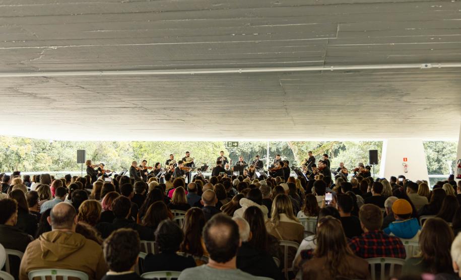 Público lota o vão do MON para assistir o concerto da Orquestra Sinfônica do Paraná