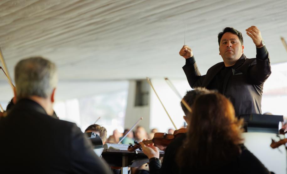 Orquestra Sinfônica do Paraná interpreta obras de Shostakovich e Elgas com convidados no Guairão