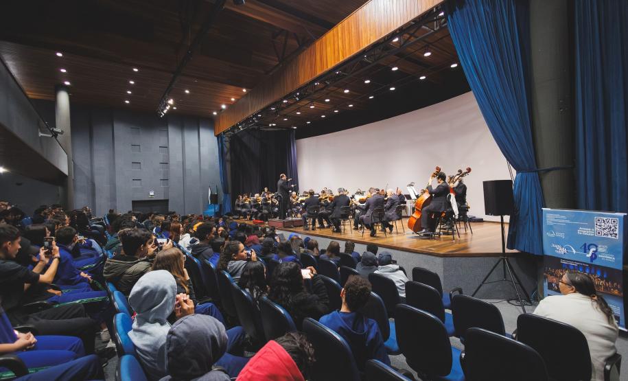 A Orquestra Sinfônica do Paraná reuniu quase 800 pessoas nos dois concertos realizados nesta semana em Campina Grande do Sul, na Região Metropolitana de Curitiba, dentro do projeto Guaíra para Todos. As apresentações foram realizadas nesta quarta e quinta-feira (24 e 25) no Teatro Municipal José Carlos Zanlorenzi. Na quarta-feira (24), o concerto foi especialmente dedicado a 250 estudantes dos colégios estaduais Ivan Ferreira do Amaral, Bandeirantes e Prefeito João Maria de Barros. A professora Cristiane