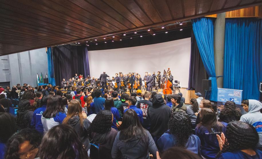 A Orquestra Sinfônica do Paraná reuniu quase 800 pessoas nos dois concertos realizados nesta semana em Campina Grande do Sul, na Região Metropolitana de Curitiba, dentro do projeto Guaíra para Todos. As apresentações foram realizadas nesta quarta e quinta-feira (24 e 25) no Teatro Municipal José Carlos Zanlorenzi. Na quarta-feira (24), o concerto foi especialmente dedicado a 250 estudantes dos colégios estaduais Ivan Ferreira do Amaral, Bandeirantes e Prefeito João Maria de Barros. A professora Cristiane