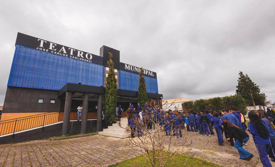 A Orquestra Sinfônica do Paraná reuniu quase 800 pessoas nos dois concertos realizados nesta semana em Campina Grande do Sul, na Região Metropolitana de Curitiba, dentro do projeto Guaíra para Todos. As apresentações foram realizadas nesta quarta e quinta-feira (24 e 25) no Teatro Municipal José Carlos Zanlorenzi. Na quarta-feira (24), o concerto foi especialmente dedicado a 250 estudantes dos colégios estaduais Ivan Ferreira do Amaral, Bandeirantes e Prefeito João Maria de Barros. A professora Cristiane