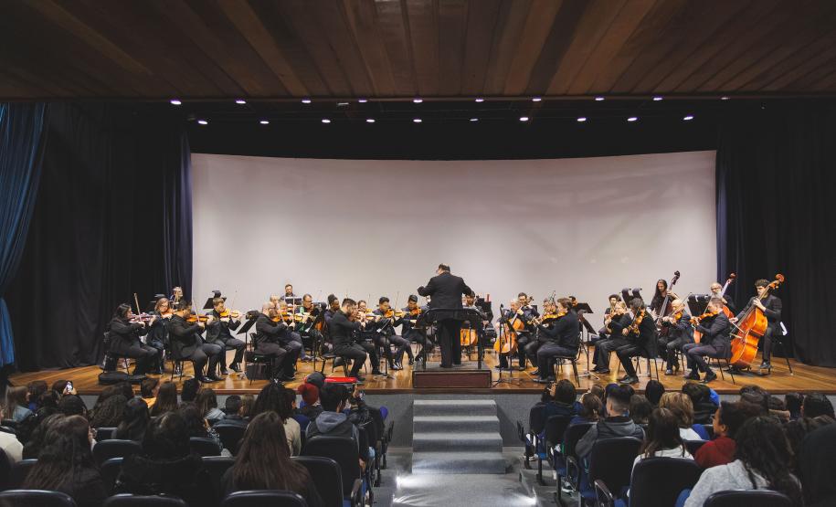 A Orquestra Sinfônica do Paraná reuniu quase 800 pessoas nos dois concertos realizados nesta semana em Campina Grande do Sul, na Região Metropolitana de Curitiba, dentro do projeto Guaíra para Todos. As apresentações foram realizadas nesta quarta e quinta-feira (24 e 25) no Teatro Municipal José Carlos Zanlorenzi. Na quarta-feira (24), o concerto foi especialmente dedicado a 250 estudantes dos colégios estaduais Ivan Ferreira do Amaral, Bandeirantes e Prefeito João Maria de Barros. A professora Cristiane