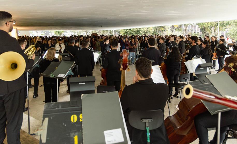 Público lota o vão do MON para assistir o concerto da Orquestra Sinfônica do Paraná