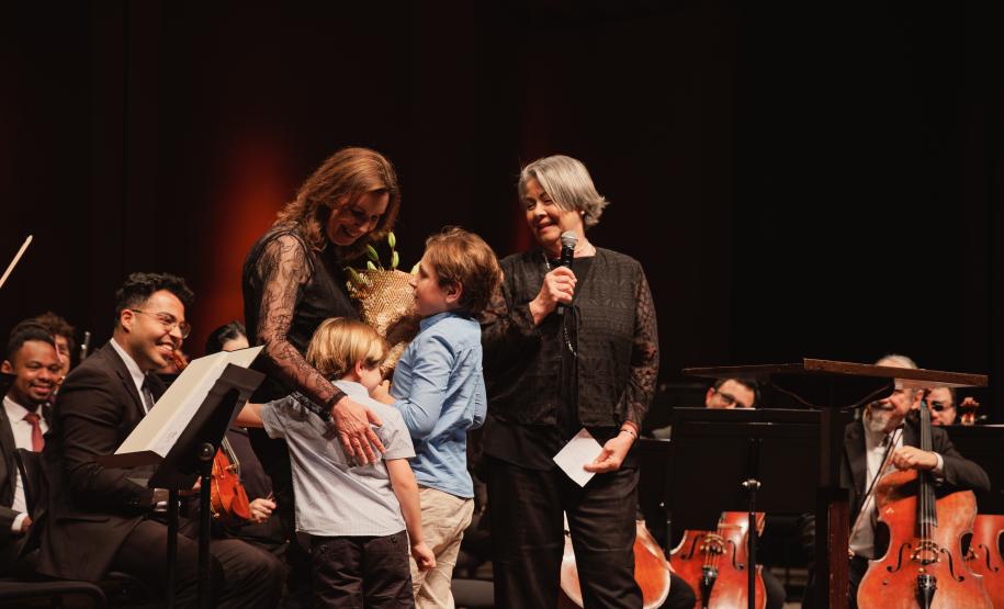 Emoção e despedida marcam concerto da Orquestra Sinfônica do Paraná que teve como tema a amizade