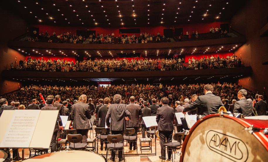 Emoção e despedida marcam concerto da Orquestra Sinfônica do Paraná que teve como tema a amizade