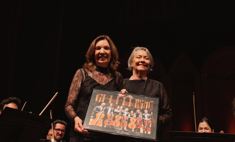 Emoção e despedida marcam concerto da Orquestra Sinfônica do Paraná que teve como tema a amizade