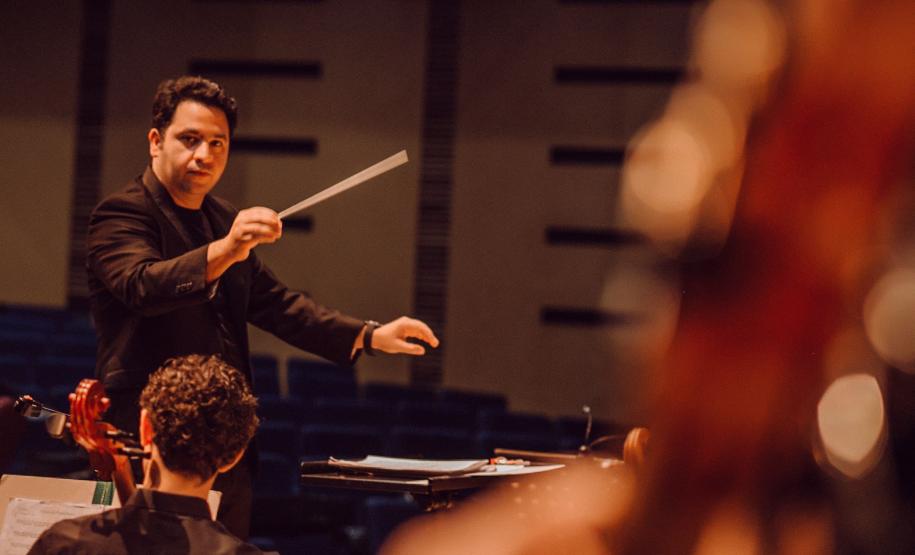 Orquestra Sinfônica do Paraná interpreta obras de Shostakovich e Elgas com convidados no Guairão