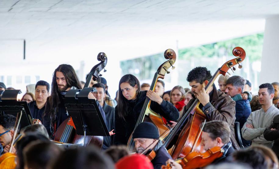 Apresentação da Orquestra Sinfônica do Paraná da série de concertos "Mostly Mozart" no MON deste sábado (06) atraiu mais de 1200 pessoas