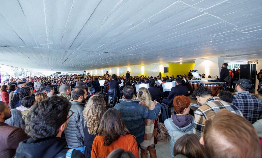 Apresentação da Orquestra Sinfônica do Paraná da série de concertos "Mostly Mozart" no MON deste sábado (06) atraiu mais de 1200 pessoas