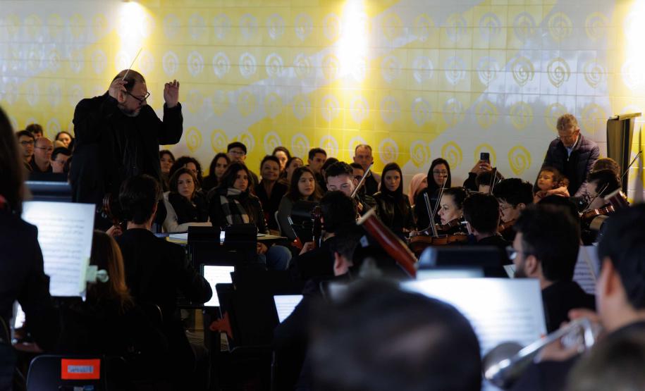 Apresentação da Orquestra Sinfônica do Paraná da série de concertos "Mostly Mozart" no MON deste sábado (06) atraiu mais de 1200 pessoas