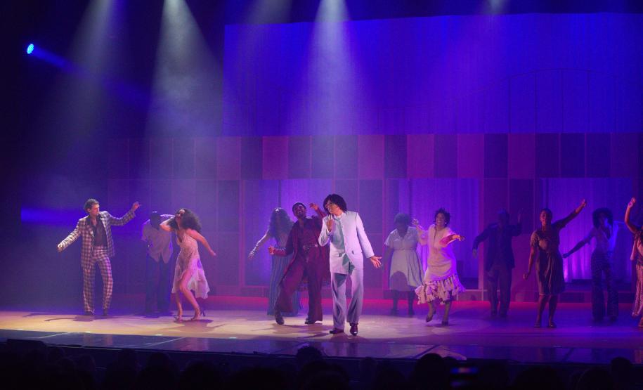 Guairão recebe aclamado espetáculo em homenagem a um dos maiores nomes da música brasileira: "Djavan, o Musical"